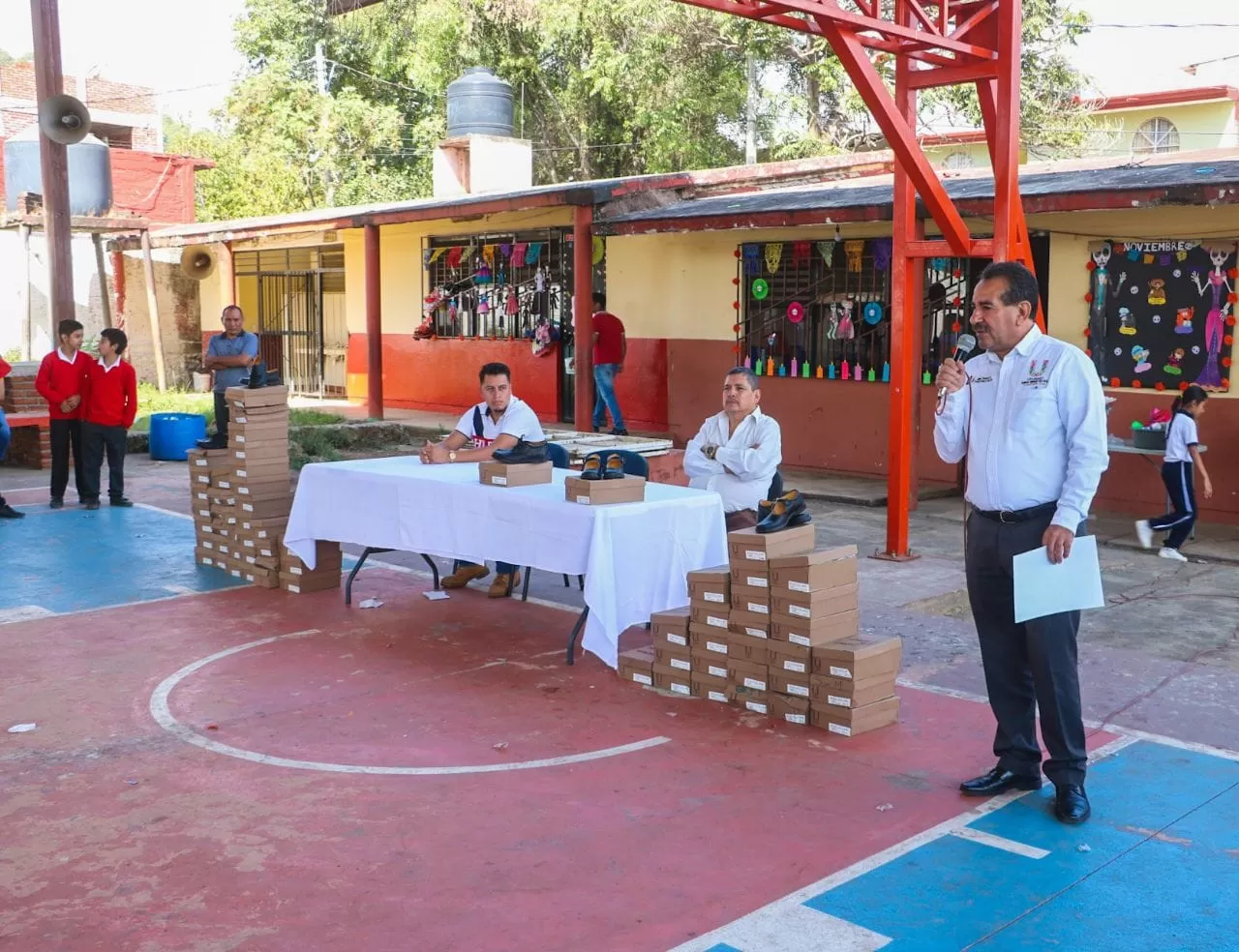 autoridades-municipales-de-uruapan-entregan-calzado-escolar-a-alumnos-de-zonas-prioritarias